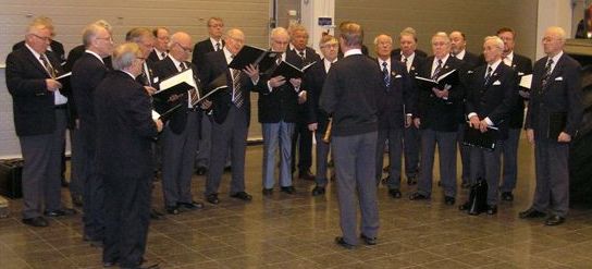 Seniorikuoro Valtran tehtaalla